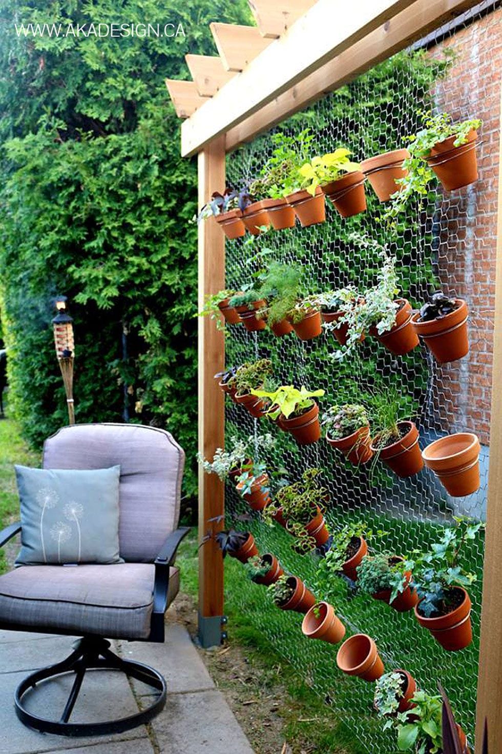 Cool wooden garden wall #verticalgarden