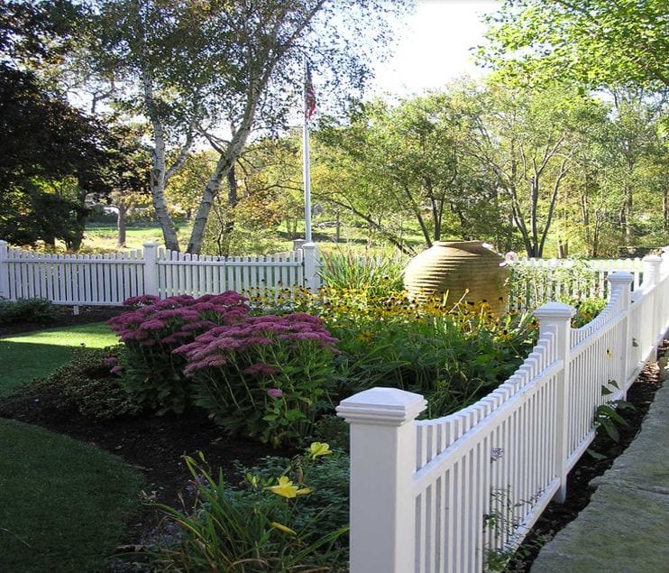 Corner Yard Landscaping Ideas with Sculpture