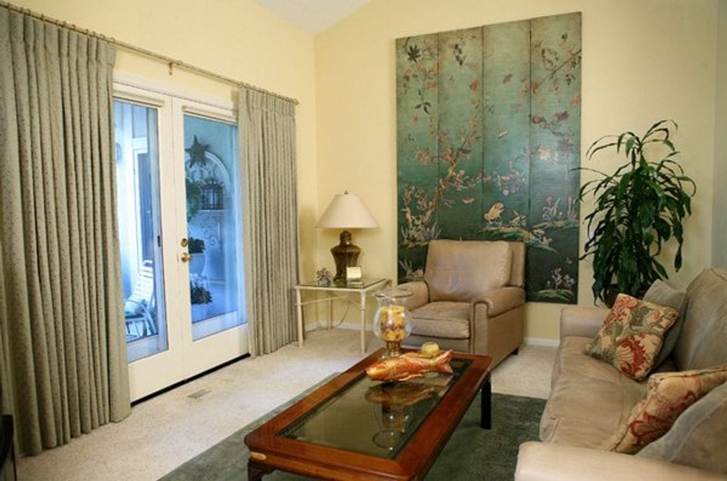 Small Living Room with Chinese Home Decorations
