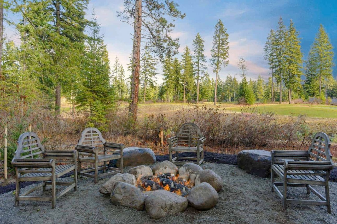 29 Rustic Fire Pit Ideas That’ll Enliven Outdoor Gatherings